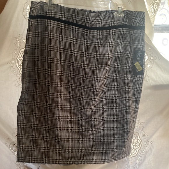 2 piece skirt and jacket combo in houndstooth pattern - Picture 7 of 11
